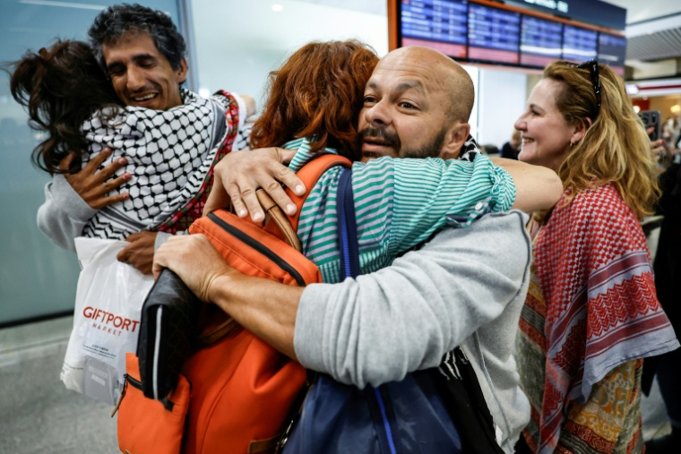 Des militants français, détenus et expulsés par Israël après l'interception de la flottille pour Gaza, retrouvent des proches à l'aéroport de Roissy-Charles-de-Gaulle, le 22 mai 2026 au nord de Paris ( AFP / SIMON WOHLFAHRT )