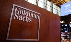 Le logo de Goldman Sachs est visible sur le parquet de la Bourse de New York (NYSE)