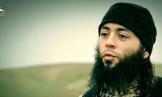 Image prise le 10 mars 2015 à partir d'une vidéo qui aurait été publiée par le groupe État islamique (EI) via Al-Furqan Media, l'une des plateformes jihadistes utilisées par l'EI sur le web, montrant le jihadiste français Sabri Essid alors qu'il s'adresse à une caméra en français dans un lieu non divulgué ( AL-FURQAN MEDIA / - )