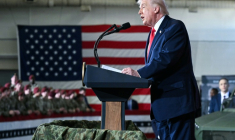 Le président américain Donald Trump sur la base militaire de Fort Bragg (Caroline du nord, sud-est), le 13 février 2026 ( AFP / Mandel NGAN )