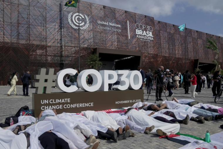 Des manifestants devant les lieux de la COP30 lundi ( AFP / IVAN PISARENKO )