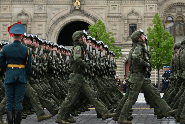 Des militaires russes défilent sur la place Rouge à Moscou pour les commémorations du 9-Mai, le 9 mai 2026  ( AFP / Igor IVANKO )