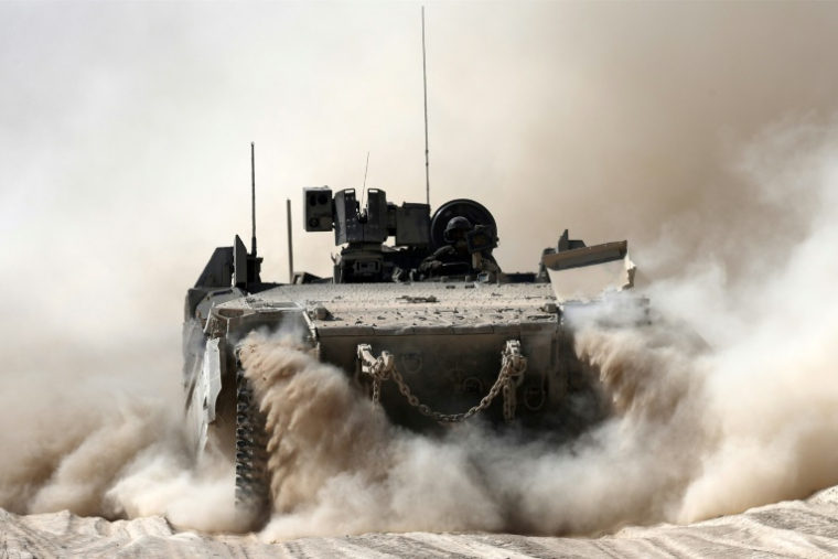 Un véhicule blindé de l'armée israélienne dans le sud d'Israël le long de la frontière avec la bande de Gaza, le 11 juin 2025 ( AFP / Jack GUEZ )