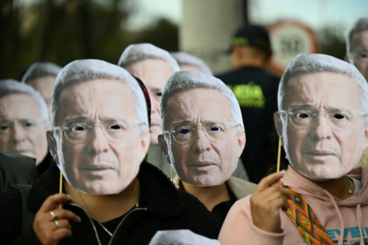 Des partisans de l'ex-président colombien Alvaro Uribe se rassemblent devant le tribunal où est attendue une décision de justice, le 28 juillet 2025 à Bogota ( AFP / Raul ARBOLEDA )