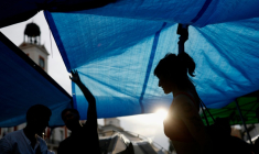 Des manifestants demandant une loi plus protectrice pour les logements campent sur la place Puerta del Sol de Madrid, le 27 septembre 2026 ( AFP / Oscar DEL POZO )