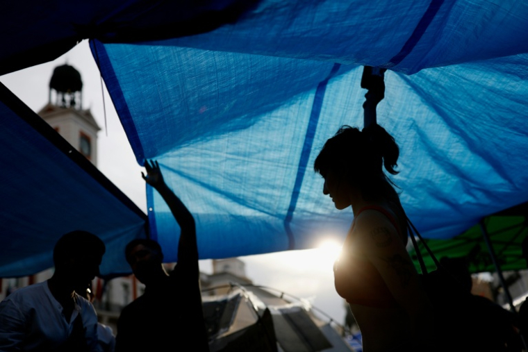 Des manifestants demandant une loi plus protectrice pour les logements campent sur la place Puerta del Sol de Madrid, le 27 septembre 2026 ( AFP / Oscar DEL POZO )