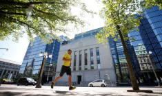 Un joggeur passe devant le bâtiment de la Banque du Canada à Ottawa