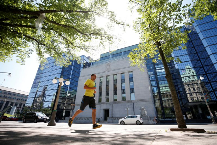 Un joggeur passe devant le bâtiment de la Banque du Canada à Ottawa