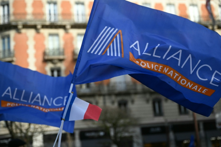 Des drapeaux du syndicat de policiers Alliance lors d'une manifestation, le 31 janvier 2026 à Toulouse ( AFP / Lionel BONAVENTURE )