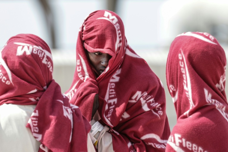 Des migrants après leur sauvetage , au port de commerce de Boulogne-sur-Mer, le 4 août 2026 ( AFP / Sameer AL-DOUMY )