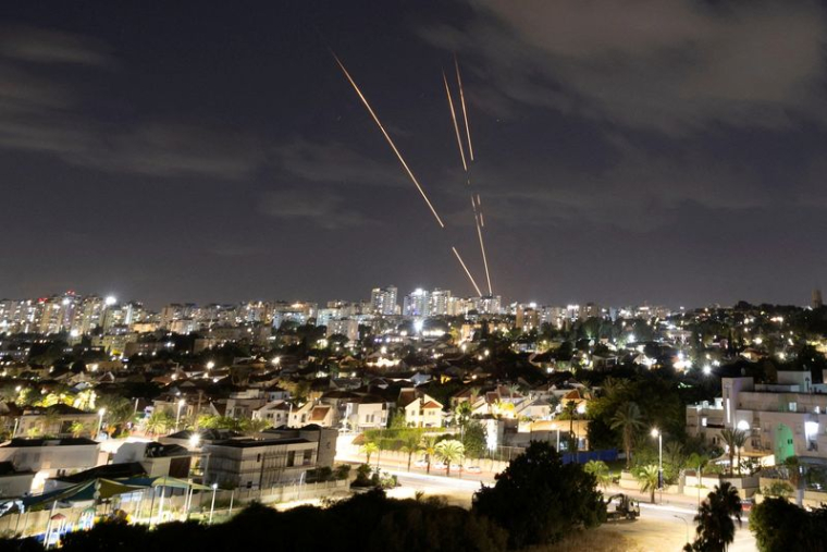 Le Dôme de Fer israélien intercepte des missiles tirés par l'Iran