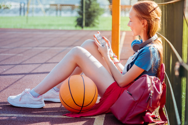 Chez les adolescents actifs, le risque de présenter des symptômes dépressifs est réduit de 20% à 30%. (crédit: Adobe Stock)