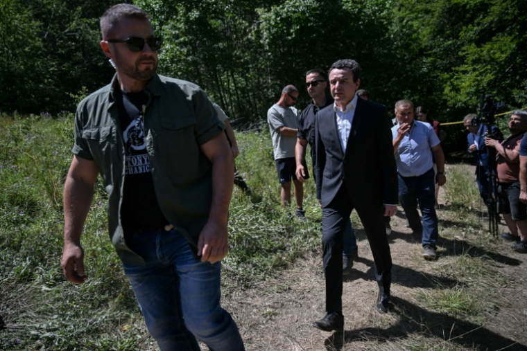 Le Premier ministre du Kosovo Albin Kurti (C) arrive sur les lieux où sept dépouilles ont été retrouvées dans une fosse commune qui pourrait contenir les restes de plus de vingt Kosovars albanais disparus pendant la guerre des années 1990, à Kalludër, dans le nord du pays  ( AFP / Armend NIMANI )