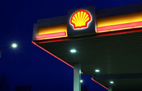 Le logo de la compagnie pétrolière et gazière Shell est visible sur une station-service à Wijchen.