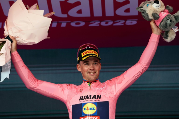 Vainqueur de la 3e étape, le Danois Mads Pedersen retrouve le maillot rose de leader du Tour d'Italie le 11 mai 2025 à Vlore, en Albanie. ( AFP / Luca Bettini )
