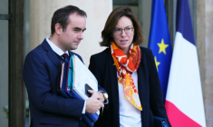 Le Premier ministre Sébastien Lecornu et la ministre aux Comptes publics Amélie de Montchalin quittent le palais de l'Elysée après le conseil des ministres, le 17 décembre 2025 à Paris ( AFP / Dimitar DILKOFF )