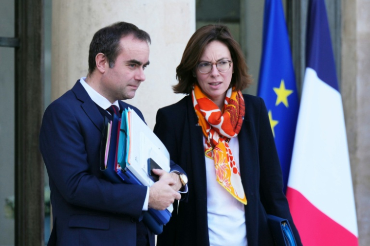 Le Premier ministre Sébastien Lecornu et la ministre aux Comptes publics Amélie de Montchalin quittent le palais de l'Elysée après le conseil des ministres, le 17 décembre 2025 à Paris ( AFP / Dimitar DILKOFF )