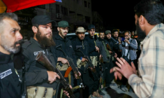 Des membres des forces de sécurité syriennes se déploient à l'entrée de Jaramana, dans la banlieue de Damas, le 2 mai 2025 ( AFP / OMAR HAJ KADOUR )
