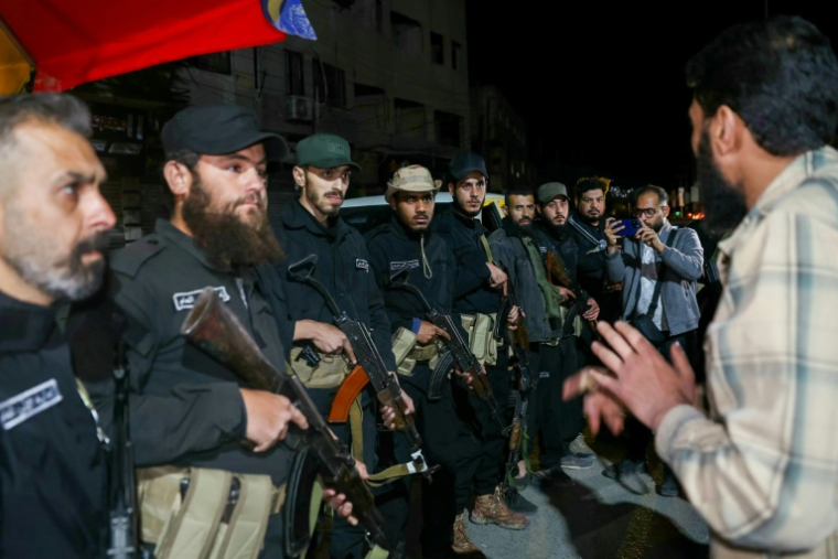 Des membres des forces de sécurité syriennes se déploient à l'entrée de Jaramana, dans la banlieue de Damas, le 2 mai 2025 ( AFP / OMAR HAJ KADOUR )