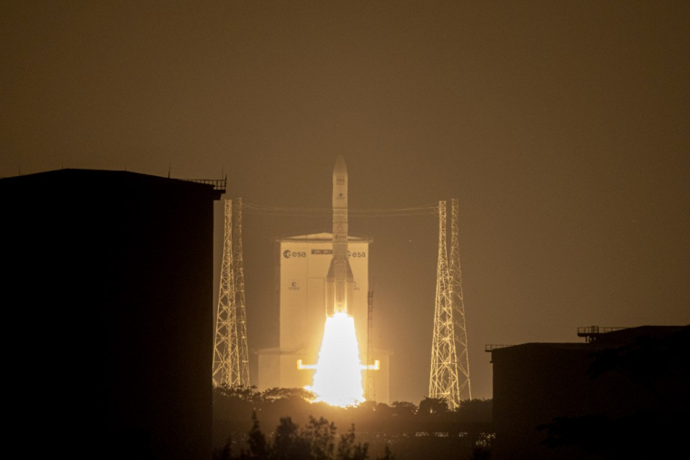 La fusée Ariane 6 a été lancée jeudi 30 avril depuis Kourou dans sa version la plus puissante, équipée de 4 boosters (illustration) ( AFP / RONAN LIETAR )