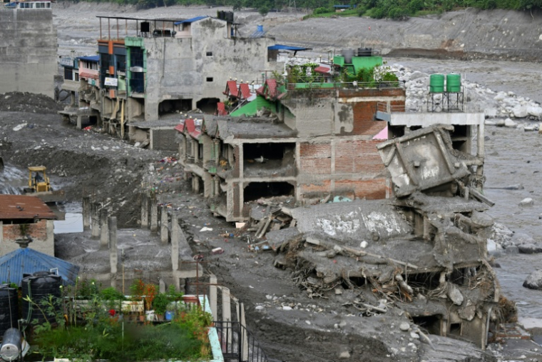 Selon les derniers bilans officiels, la catastrophe a fait plus de 1.300 morts et quelque 5.000 disparus au Népal ( AFP / Prakash MATHEMA )