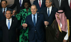 Au sommet annuel des Brics à Rio de Janeiro, de gauche à droite, le Premier ministre Li Qiang, le ministre russe des affaires étrangères Sergueï Lavrov et le ministre saoudien des affaires étrangères le Prince Fayçal ben Farhan Al Saoud ( AFP / Mauro PIMENTEL )