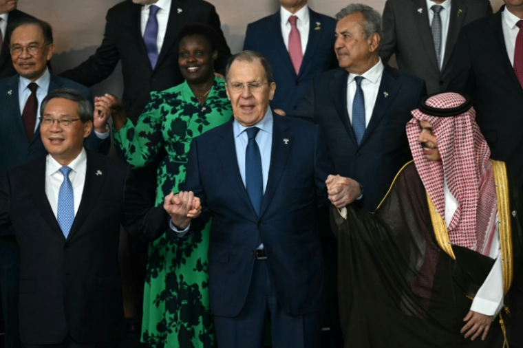 Au sommet annuel des Brics à Rio de Janeiro, le 7 juillet 2025, de gauche à droite, le Premier ministre Li Qiang, le ministre russe des Affaires étrangères Sergueï Lavrov et le ministre saoudien des Affaires étrangères le Prince Fayçal ben Farhan Al Saoud ( AFP / Mauro PIMENTEL )