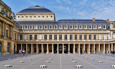 Paris Palais Royal Colonnes de Buren (Crédits: Wikimedia Commons - Zairon)