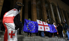 Des manifestants brandissent les drapeaux de la Géorgie et de l'Union européenne lors de la vague de contestation qui a suivi les élections législatives de 2024, le 5 décembre 2024 à Tbilissi ( AFP / KAREN MINASYAN )