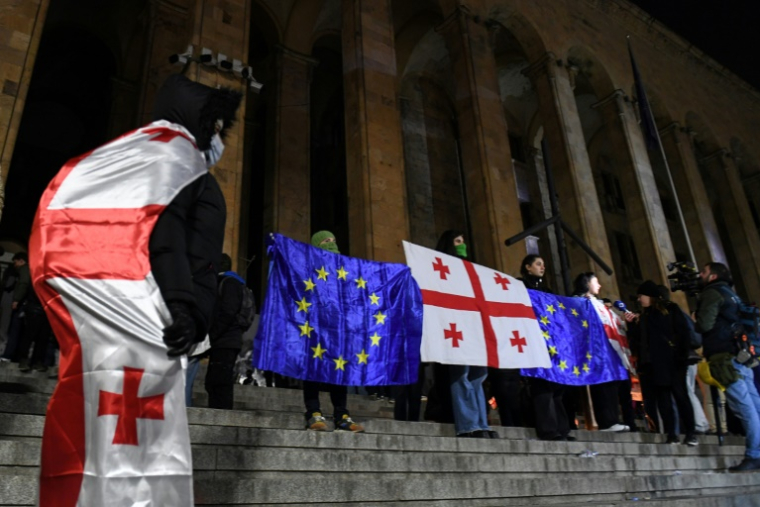 Des manifestants brandissent les drapeaux de la Géorgie et de l'Union européenne lors de la vague de contestation qui a suivi les élections législatives de 2024, le 5 décembre 2024 à Tbilissi ( AFP / KAREN MINASYAN )