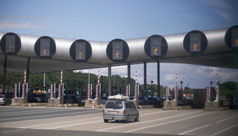 Fractionnez vos déplacements ou faites du covoiturage, afin de payer moins cher l’accès aux autoroutes. ( crédit photo : Getty Images )