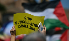 Une personne tient une pancarte "Stop à l'occupation israélienne" lors d'une manifestation en solidarité avec les Palestiniens et pour protester contre l'interception de la flottille Global Sumud par l'armée israélienne, à Rome, le 3 octobre 2025 ( AFP / Filippo MONTEFORTE )
