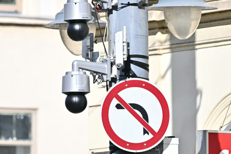 De nouvelles caméras installées dans le centre de Budapest, le long de l'itinéraire de la marche des fiertés, le 27 juin 2025 ( AFP / Attila KISBENEDEK )
