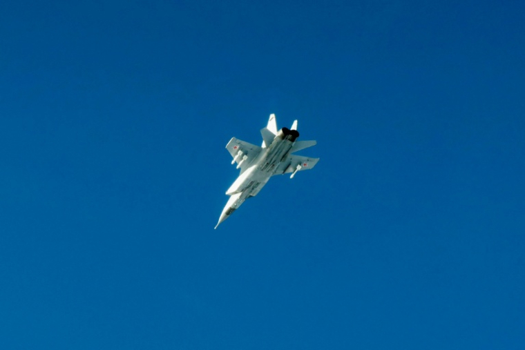 Image diffusée le 19 septembre 2025 par l'armée de l'air suédoise montrant un avion de chasse russe MIG-31 volant au-dessus de la mer Baltique après avoir violé l'espace aérien estonien ( HANDOUT / Forsvarsmakten )
