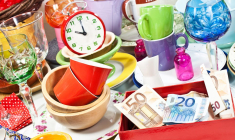 Crédits photo : Adobe / Stand de brocante avec objets d'occasion et argent obtenu de la vente