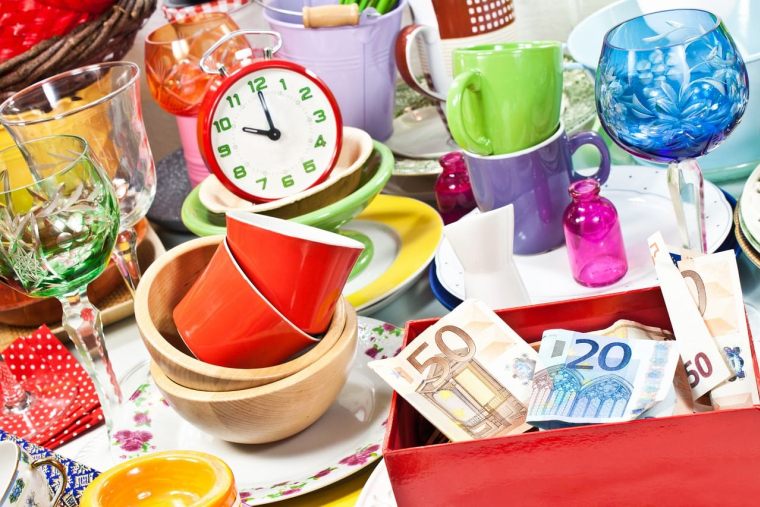 Crédits photo : Adobe / Stand de brocante avec objets d'occasion et argent obtenu de la vente