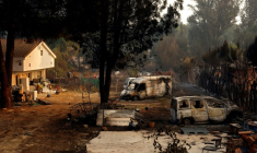 Des carcasses de voitures calcinées dans une propriété après un incendie de forêt à Pelayos de la Presa, à environ 65 km à l'ouest de Madrid, le 26 juillet 2026  ( AFP / Oscar DEL POZO )
