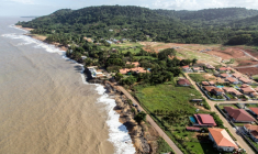 La côte atlantique peu à peu grignotée par les eaux à Remire-Montjoly, en Guyane, le 15 janvier 2013 ( AFP / JODY AMIET )