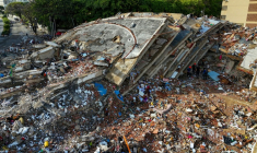 Vue aérienne de bâtiments effondrés à Caraballeda, dans l'Etat de La Guaira, le 30 juin 2026 au Venezuela ( AFP / Miguel MEDINA )