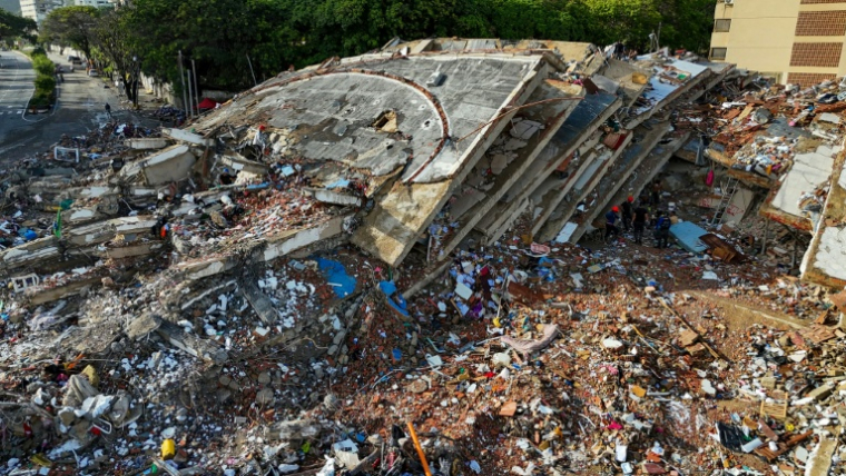 Vue aérienne de bâtiments effondrés à Caraballeda, dans l'Etat de La Guaira, le 30 juin 2026 au Venezuela ( AFP / Miguel MEDINA )
