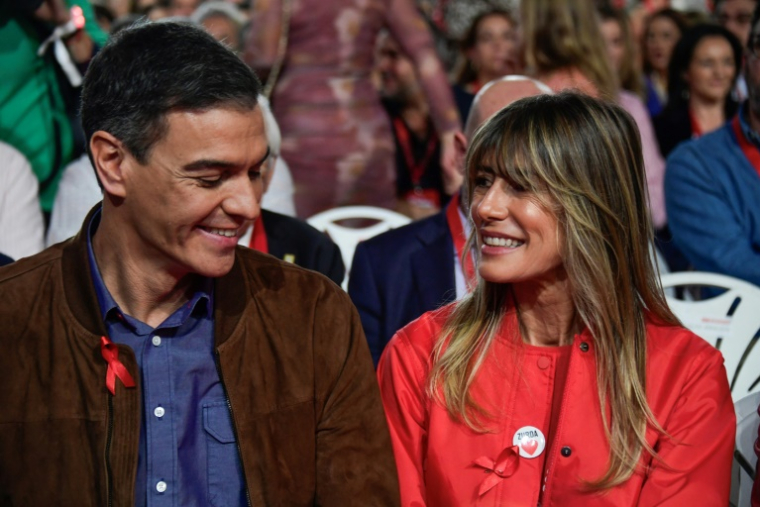 Le Premier ministre espagnol Pedro Sanchez (g) et son épouse Begoña Gómez  assistent au 41e congrès du Parti socialiste ouvrier espagnol (PSOE) à Séville, le 1er décembre 2024 ( AFP / CRISTINA QUICLER )