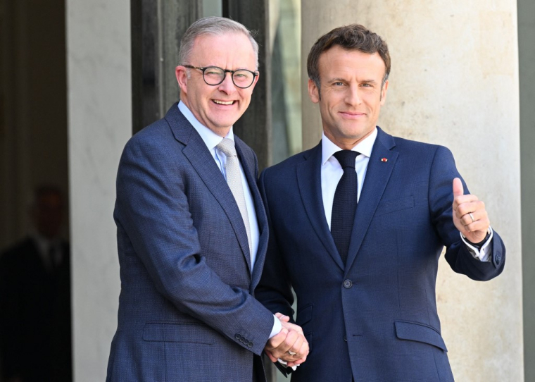 Anthony Albanese et Emmanuel Macron à Paris, le 1er juillet 2022. ( AFP / EMMANUEL DUNAND )