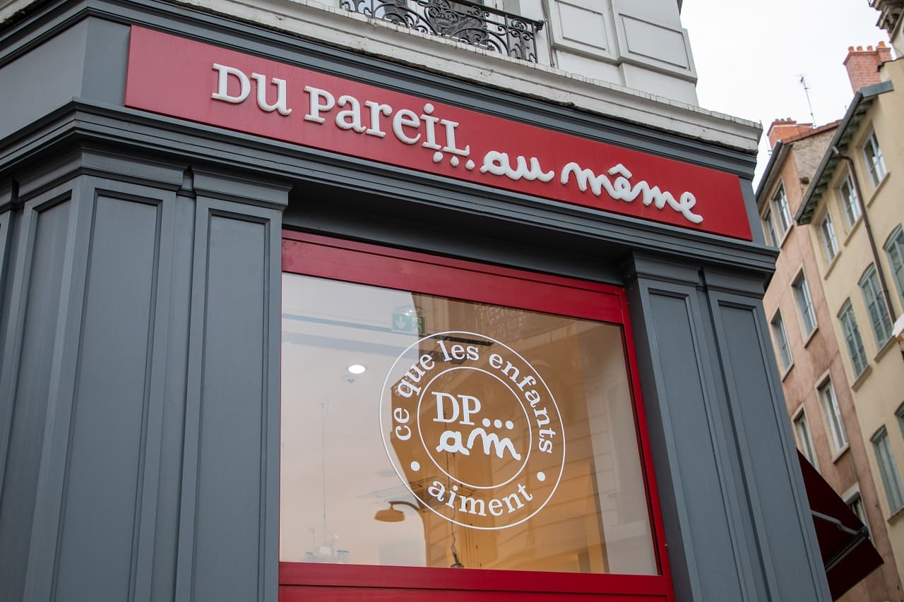 (Crédits photo : Adobe Stock - Magasin de l'enseigne de mode pour enfant DPAM en centre-ville)