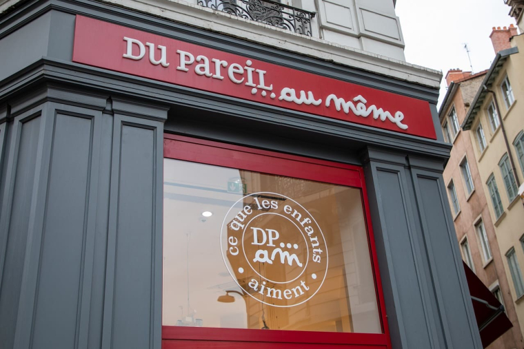 (Crédits photo : Adobe Stock - Magasin de l'enseigne de mode pour enfant DPAM en centre-ville)