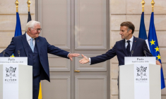 Emmanuel Macron (d) et le président allemand Frank-Walter Steinmeier à l'Elysée à Paris le 8 octobre 2026 ( POOL / Christophe PETIT TESSON )