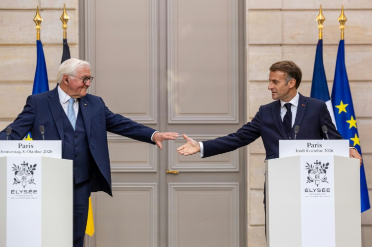 Emmanuel Macron (d) et le président allemand Frank-Walter Steinmeier à l'Elysée à Paris le 8 octobre 2026 ( POOL / Christophe PETIT TESSON )