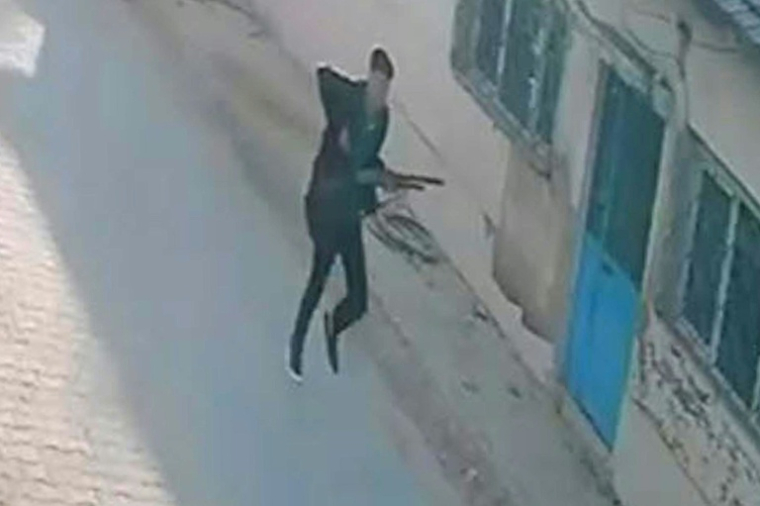 Photo publiée par l'agence turque DHA d'un extrait de vidéosurveillance montrant le tireur présumé ayant fait plusieurs blessés dans un lycée professionnel de Turgutlu, dans l'ouest de la Turquie, le 22 septembre 2026 ( DHA / Handout )