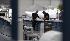 Des ingénieurs travaillent dans le hall de l'usine d'éoliennes Nordex à Rostock