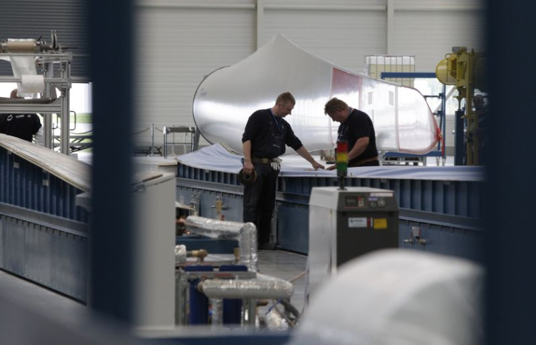 Des ingénieurs travaillent dans le hall de l'usine d'éoliennes Nordex à Rostock