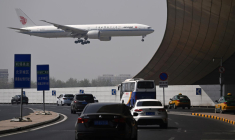 Boeing 777-300 de la compagnie Air China atterrissant à l'aéroport international de Pékin le 10 avril 2025. ( AFP / WANG Zhao )